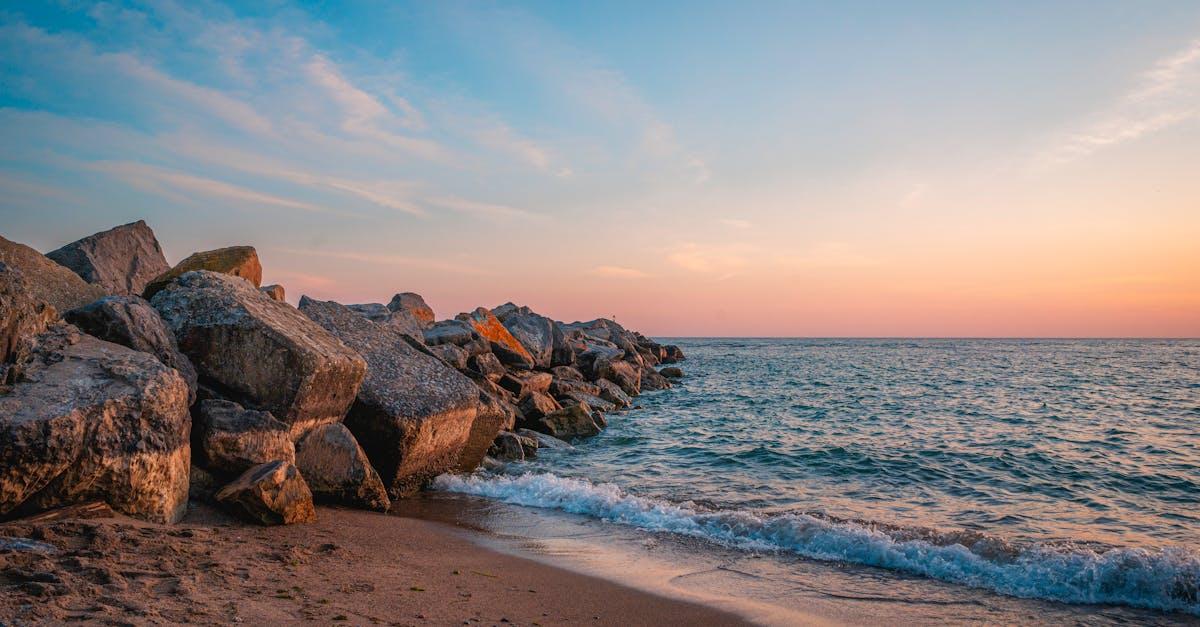 découvrez l'enchantement des plages rocailleuses, où le fracas des vagues se mêle à des paysages à couper le souffle. profitez d'une escapade inoubliable au cœur de la nature, entre promenades maritimes et exploration de la faune locale.