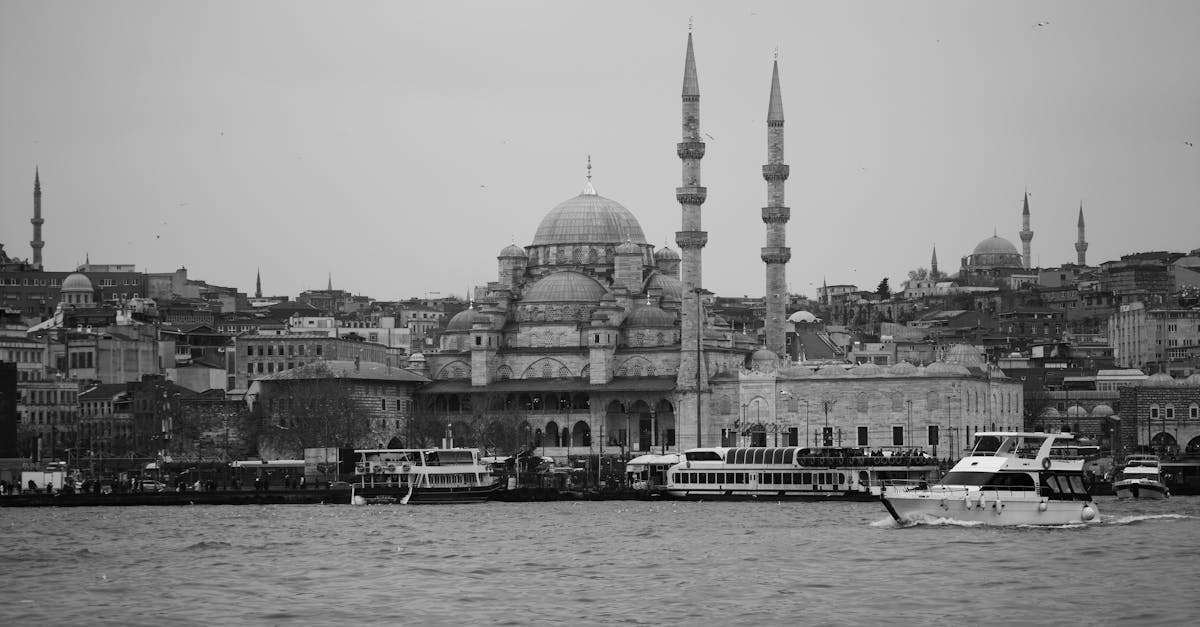 découvrez la majestueuse mosquée süleymaniye, un chef-d'œuvre de l'architecture ottomane à istanbul. ce monument emblématique, conçu par l'architecte sinan, offre une vue imprenable sur la ville et une ambiance paisible, faisant de chaque visite une expérience inoubliable.