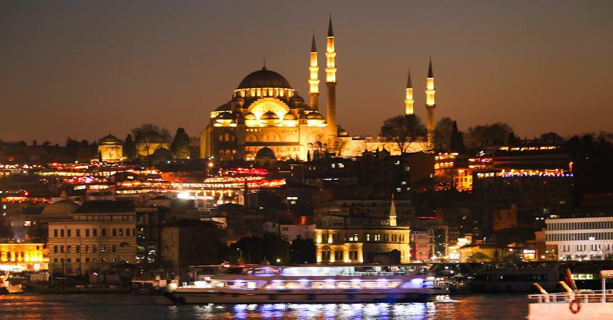 découvrez la majesté de la mosquée süleymaniye, un chef-d'œuvre de l'architecture ottomane situé à istanbul. explorez son histoire riche, ses magnifiques mosaïques et son atmosphère sereine, faisant de ce monument un incontournable lors de votre visite en turquie.