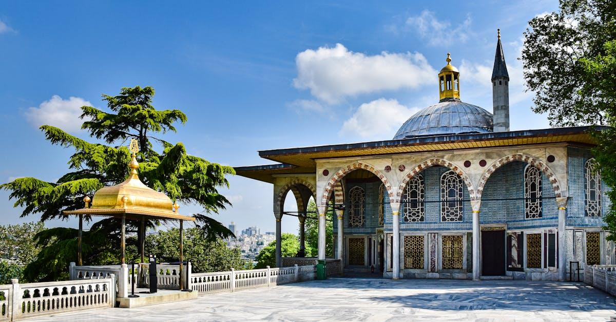 découvrez le palais de topkapi, emblème historique d'istanbul, où l'héritage ottoman, l'architecture splendide et les jardins enchanteurs se rencontrent pour vous offrir une expérience inoubliable au cœur de la culture turque.