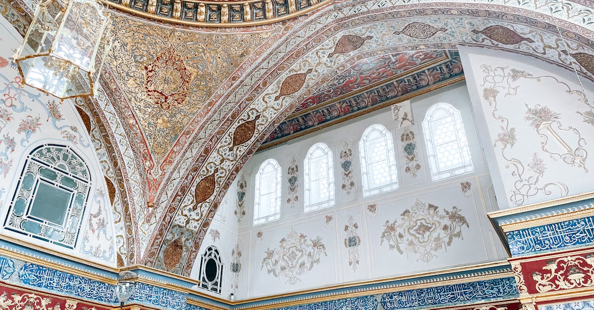 découvrez le palais de topkapi, un chef-d'œuvre de l'architecture ottomane situé à istanbul. explorez ses somptueuses salles, ses jardins enchanteurs et ses trésors historiques qui témoignent de la grandeur de l'empire ottoman.