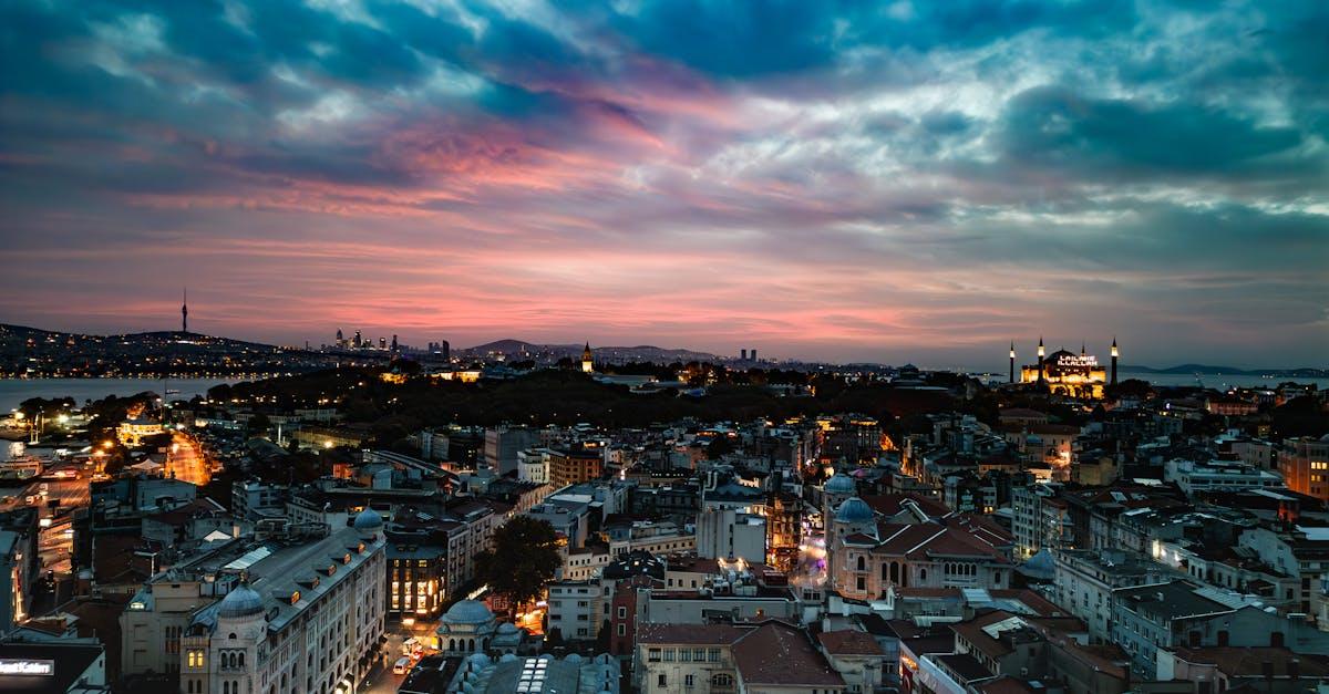 découvrez le palais de topkapi, un chef-d'œuvre de l'architecture ottomane à istanbul, où l'histoire et la richesse culturelle se rencontrent. explorez ses somptueux jardins, ses musées fascinants et ses trésors impériaux.