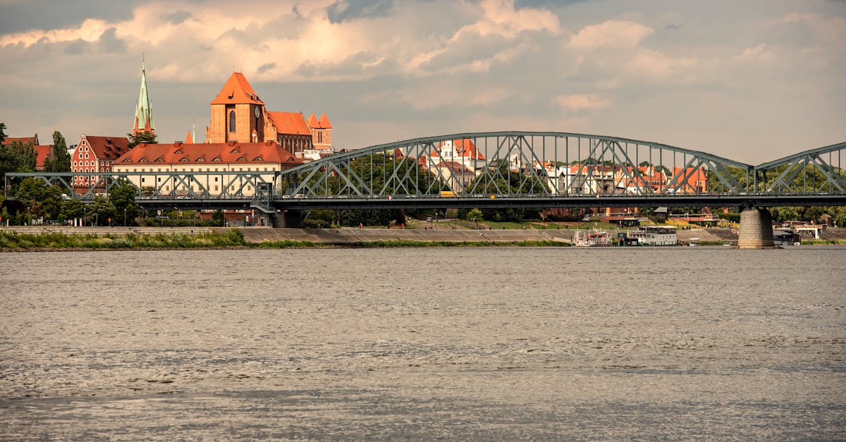 découvrez torun sokak, une rue emblématique remplie de charme et d'histoire. flânez le long de ses pavés pittoresques, explorez ses boutiques artisanales et savourez la cuisine locale dans ses cafés accueillants. une expérience inoubliable à travers la culture vibrante de cette destination unique.