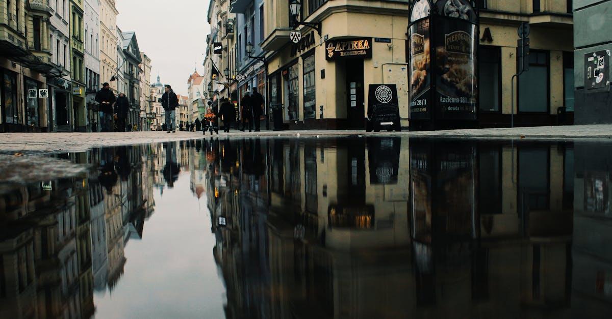 découvrez torun sokak, une rue emblématique de la charmante ville de torun, en pologne. plongez dans son atmosphère historique, ses bâtiments médiévaux et ses cafés accueillants. une promenade inoubliable au cœur du patrimoine culturel polonais vous attend !