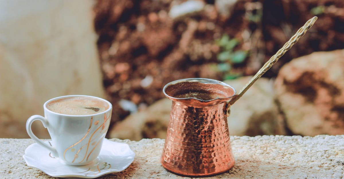 découvrez l'authenticité du café turc, une boisson riche en saveurs et en traditions, préparée avec finesse et servie dans un petit pot spécial. plongez dans l'univers de cette délicieuse expérience caféinée, parfaite pour partager des moments conviviaux.