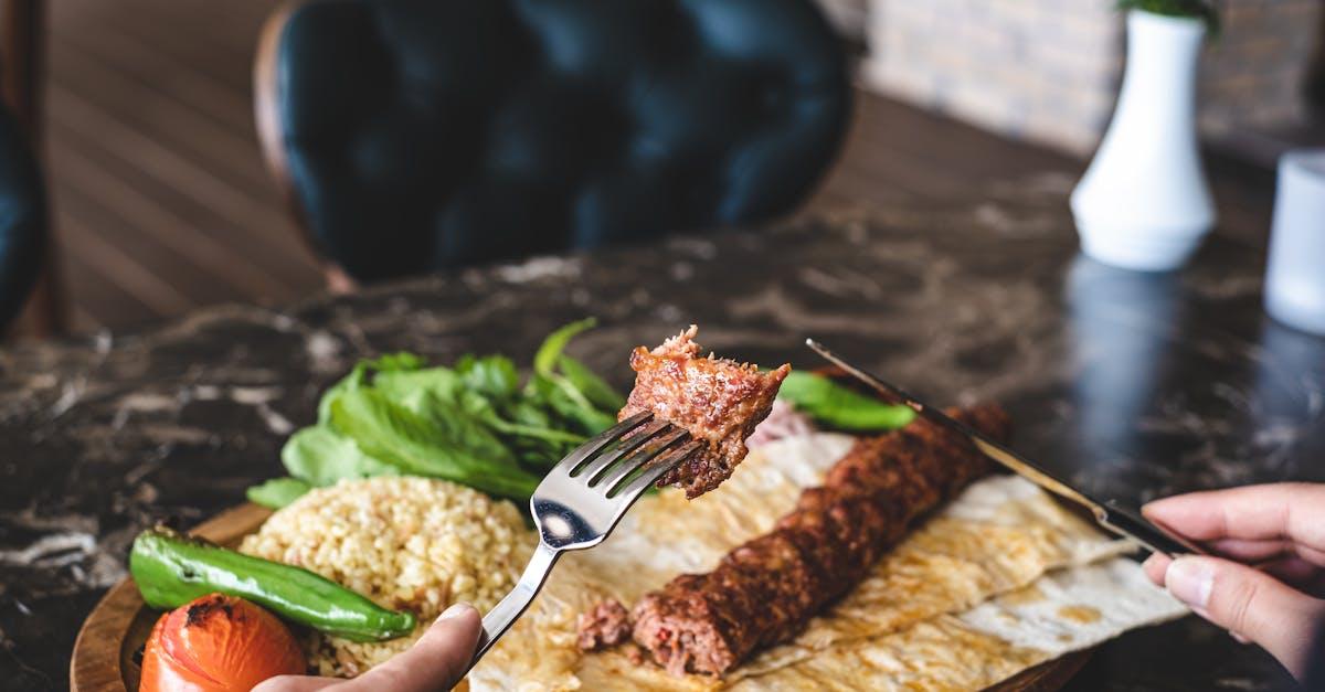 découvrez la richesse des saveurs du kebab turc, une spécialité incontournable de la cuisine méditerranéenne. savourez des viandes marinées, des légumes frais et des sauces délicieuses, le tout enveloppé dans un pain pita ou servi sur un plat. que vous soyez amateur de viande ou végétarien, le kebab turc saura ravir vos papilles. expérimentez une explosion de goût dans chaque bouchée !