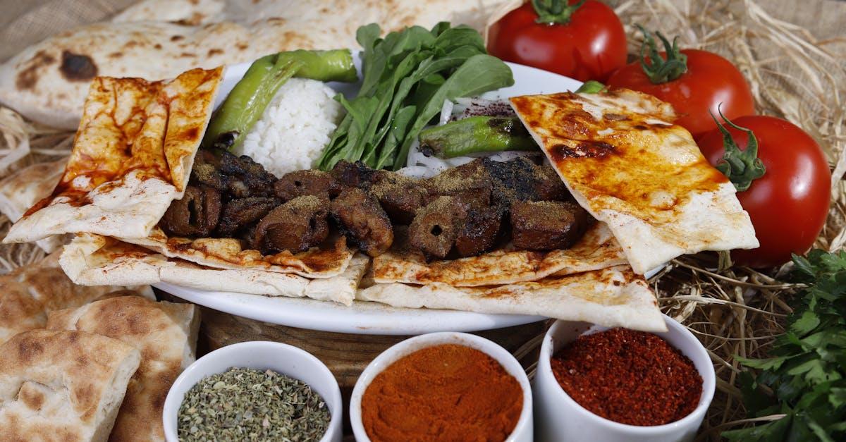 découvrez le savoureux monde du kebab turc, une délicieuse spécialité à base de viandes grillées, épices aromatiques et garnitures variées. savourez une expérience culinaire unique alliant tradition et authenticité, idéale pour les amateurs de plats gourmands et réconfortants.