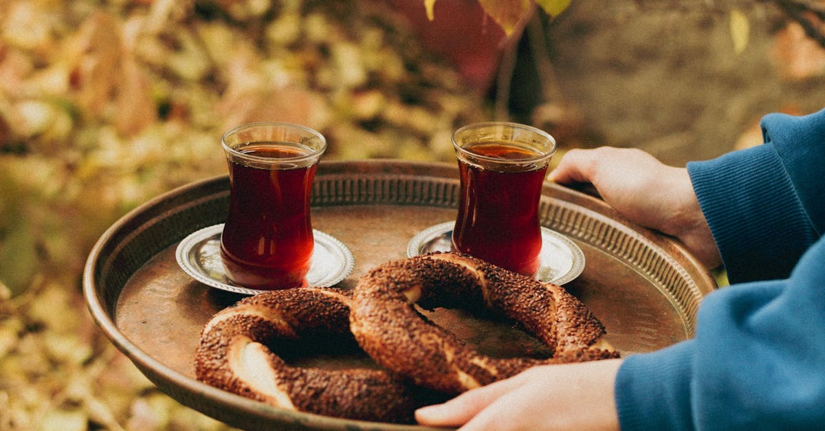 découvrez l'authenticité du thé turc, une boisson parfumée et réconfortante, idéale pour partager des moments conviviaux. apprenez tout sur sa préparation traditionnelle, ses bienfaits et les variétés qui font le charme de cette délicieuse infusion. plongez dans l'univers riche et chaleureux du thé turc.