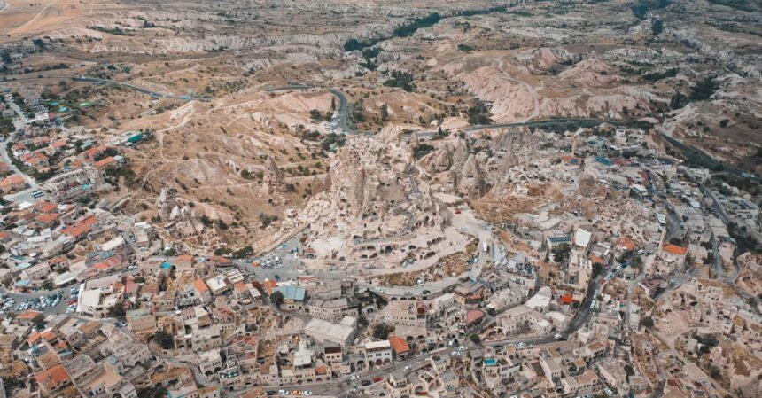 découvrez les fascinantes habitations troglodytes, un témoignage unique de l'ingéniosité humaine et de l'adaptation à des environnements naturels. explorez l'histoire, l'architecture et le mode de vie créatif des communautés vivant dans ces habitations sculptées dans la roche.