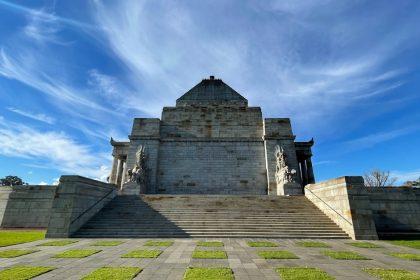 découvrez le sens et l'importance de la journée anzac, une commémoration qui honore le courage et le sacrifice des soldats australiens et néo-zélandais lors de la première guerre mondiale, marquant une journée de mémoire, de respect et de réflexion.