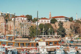 découvrez kaleici, le quartier historique d'antalya, où charme ancien et modernité se rejoignent. promenez-vous dans ses ruelles pavées, admirez l'architecture ottomane et plongez dans la culture locale tout en savourant la cuisine méditerranéenne. un lieu magique à ne pas manquer lors de votre voyage en turquie.