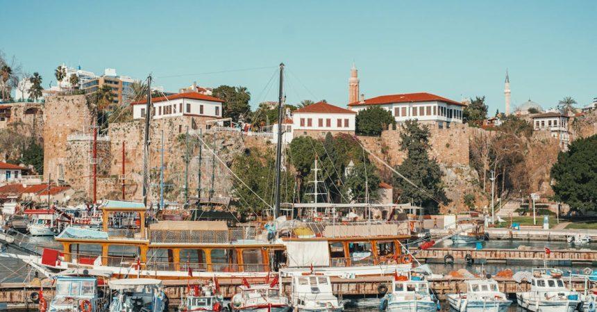 découvrez kaleici, le quartier historique d'antalya, où charme ancien et modernité se rejoignent. promenez-vous dans ses ruelles pavées, admirez l'architecture ottomane et plongez dans la culture locale tout en savourant la cuisine méditerranéenne. un lieu magique à ne pas manquer lors de votre voyage en turquie.