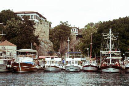 découvrez kaleici, le quartier historique d'antalya, où l'architecture ancienne rencontre la beauté méditerranéenne. flânez dans ses ruelles pavées, admirez ses magnifiques demeures ottomanes et profitez de l'animation des cafés et boutiques locales. une expérience inoubliable au cœur de la culture turque.