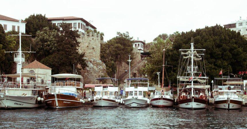 découvrez kaleici, le quartier historique d'antalya, où l'architecture ancienne rencontre la beauté méditerranéenne. flânez dans ses ruelles pavées, admirez ses magnifiques demeures ottomanes et profitez de l'animation des cafés et boutiques locales. une expérience inoubliable au cœur de la culture turque.