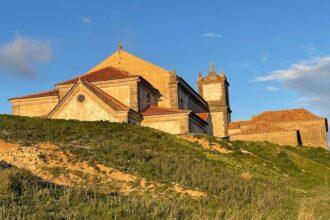 découvrez la beauté et l'histoire de la red basilica, un site emblématique d'éphèse, en turquie. explorez ses ruines impressionnantes, son architecture unique et son importance historique fascinante au cœur de l'antiquité.