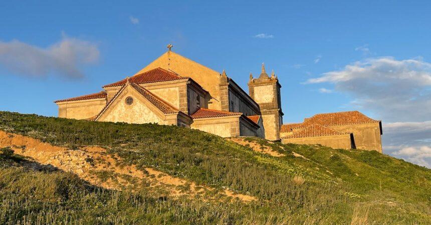 découvrez la beauté et l'histoire de la red basilica, un site emblématique d'éphèse, en turquie. explorez ses ruines impressionnantes, son architecture unique et son importance historique fascinante au cœur de l'antiquité.