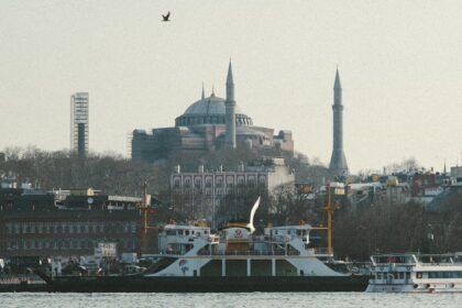 découvrez le bosphore, un détroit emblématique qui sépare l'europe de l'asie à istanbul, offrant des paysages à couper le souffle, une riche histoire culturelle et des expériences inoubliables le long de ses rives.