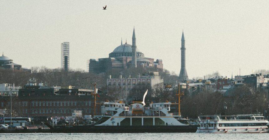 découvrez le bosphore, un détroit emblématique qui sépare l'europe de l'asie à istanbul, offrant des paysages à couper le souffle, une riche histoire culturelle et des expériences inoubliables le long de ses rives.