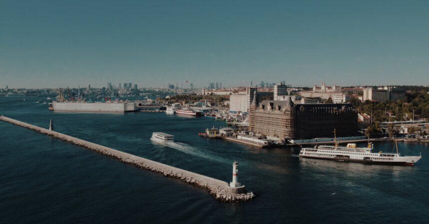 découvrez le marmaray, le tunnel ferroviaire sous le bosphore qui relie l'europe et l'asie à istanbul. explorez son architecture moderne, son importance historique et ses avantages pour le transport urbain. un projet d'ingénierie qui symbolise la rencontre des cultures et facilite vos déplacements à travers cette métropole vibrante.