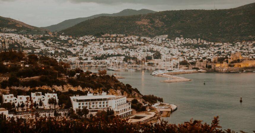 découvrez le château de bodrum, une majestueuse forteresse médiévale surplombant la mer égée. plongez dans l'histoire fascinante de cette architecture impressionnante, explorez ses ruines bien conservées et profitez d'une vue panoramique époustouflante sur la ville de bodrum. une visite incontournable pour les amateurs d'histoire et de culture.