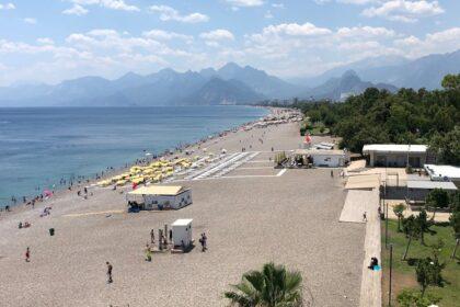 découvrez konyaaltı, la magnifique plage d'antalya, réputée pour ses eaux cristallines, ses paysages pittoresques et ses activités variées. profitez du soleil, de la détente et des restaurants locaux tout en explorant cette destination incontournable de la côte turque.