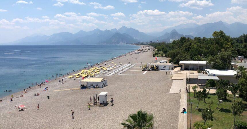 découvrez konyaaltı, la magnifique plage d'antalya, réputée pour ses eaux cristallines, ses paysages pittoresques et ses activités variées. profitez du soleil, de la détente et des restaurants locaux tout en explorant cette destination incontournable de la côte turque.