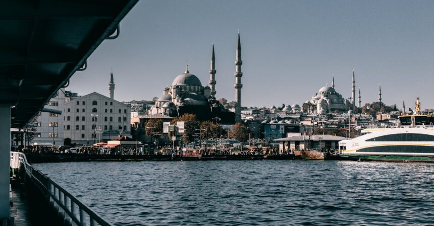 découvrez istanbul, la ville aux mille facettes, où l'histoire rencontre la modernité. explorez ses magnifiques mosquées, ses bazars colorés et savourez une cuisine exquisement riche dans cette métropole fascinante reliant l'orient et l'occident.