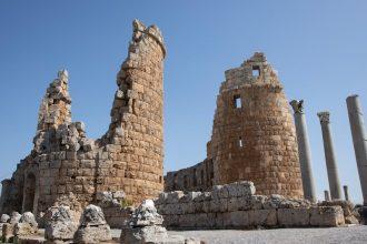 découvrez perge, une ancienne ville romaine située en turquie, célèbre pour ses ruines impressionnantes, ses théâtres bien conservés et ses paysages magnifiques. explorez son riche patrimoine historique et culturel au cœur de l'antiquité.