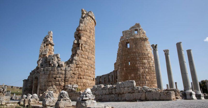 découvrez perge, une ancienne ville romaine située en turquie, célèbre pour ses ruines impressionnantes, ses théâtres bien conservés et ses paysages magnifiques. explorez son riche patrimoine historique et culturel au cœur de l'antiquité.