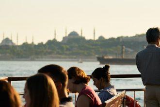 découvrez istanbul, la ville où l'orient rencontre l'occident. explorez ses richesses culturelles, ses monuments historiques emblématiques comme la célèbre mosquée sainte-sophie, et savourez la délicieuse cuisine turque. plongez dans l'ambiance vibrante de cette métropole fascinante.