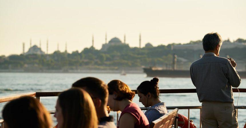 découvrez istanbul, la ville où l'orient rencontre l'occident. explorez ses richesses culturelles, ses monuments historiques emblématiques comme la célèbre mosquée sainte-sophie, et savourez la délicieuse cuisine turque. plongez dans l'ambiance vibrante de cette métropole fascinante.