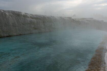 découvrez pamukkale, la merveille naturelle de turquie avec ses terrasses de travertin blanc et ses eaux thermales. un véritable paradis pour les amoureux de la nature et les amateurs de sites historiques, pamukkale offre une expérience unique entre relaxation et exploration.