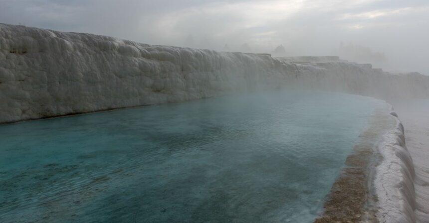 découvrez pamukkale, la merveille naturelle de turquie avec ses terrasses de travertin blanc et ses eaux thermales. un véritable paradis pour les amoureux de la nature et les amateurs de sites historiques, pamukkale offre une expérience unique entre relaxation et exploration.