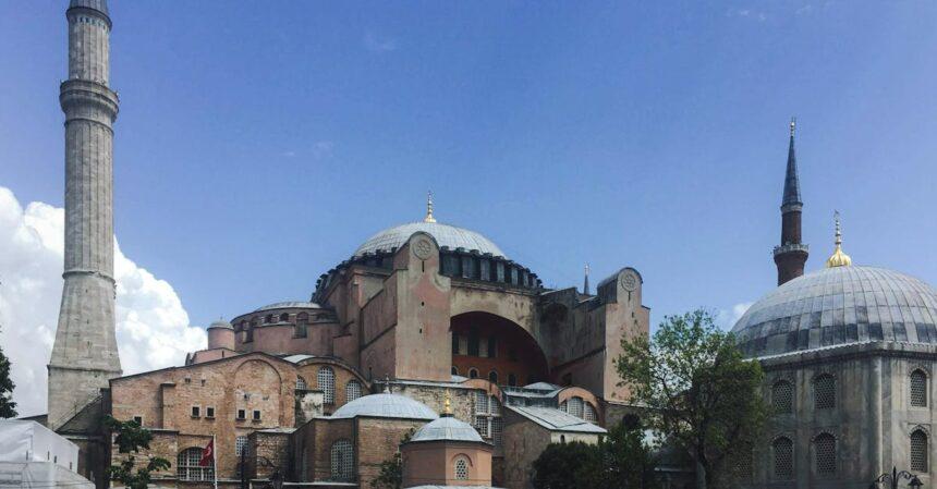 découvrez le musée des arts turcs et islamiques, un lieu captivant où l'histoire et la culture se rencontrent à travers une vaste collection d'artefacts, d'œuvres d'art et de trésors architecturaux. explorez la richesse des traditions artistiques islamiques et turques, plongeant dans un voyage fascinant à travers le temps.