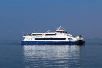 découvrez le monde fascinant des ferryboats, ces bateaux qui relient les rives et facilitent vos voyages sur l'eau. que ce soit pour un déplacement quotidien, une exploration touristique ou un transport de véhicules, nos ferryboats vous offrent confort et service à bord. embarquez pour une aventure inoubliable sur les flots !