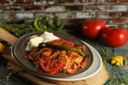 découvrez le délice culinaire d'iskender, un plat turc emblématique composé de viande d'agneau grillée, servie sur un lit de pain pita et nappée de sauce tomate et de yaourt crémeux. un véritable voyage gustatif qui éveillera vos papilles et vous transportera en turquie!