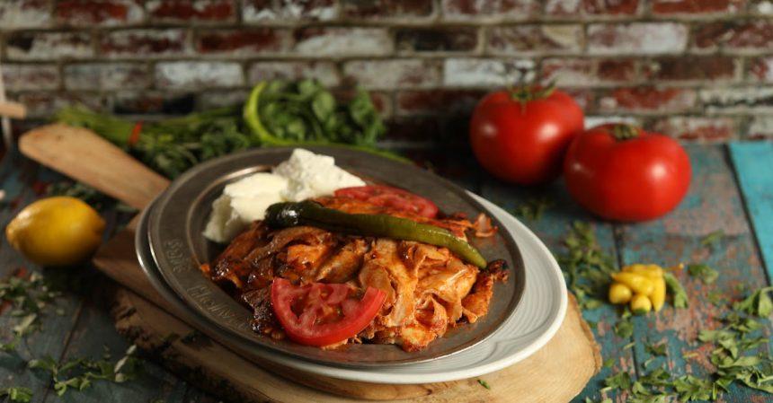 découvrez le délice culinaire d'iskender, un plat turc emblématique composé de viande d'agneau grillée, servie sur un lit de pain pita et nappée de sauce tomate et de yaourt crémeux. un véritable voyage gustatif qui éveillera vos papilles et vous transportera en turquie!