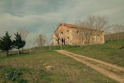 découvrez l'étonnante grotto church, un sanctuaire unique niché au cœur de la nature. cette église, construite dans une grotte, offre une atmosphère mystique et apaisante pour la méditation et la prière. visitez ce lieu chargé d'histoire et de spiritualité, idéal pour les amoureux de la nature et de l'architecture.