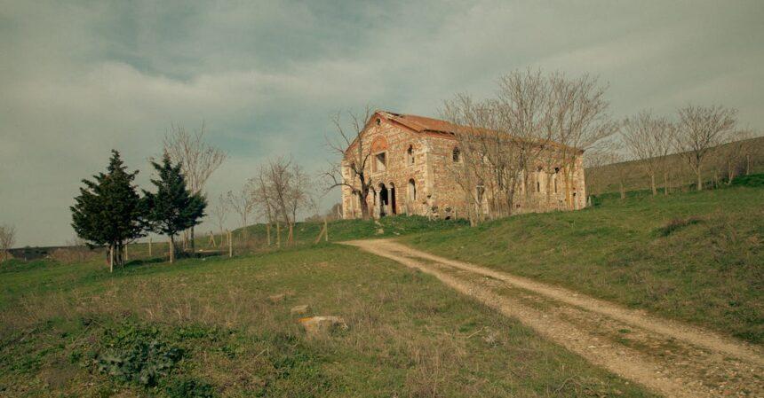 découvrez l'étonnante grotto church, un sanctuaire unique niché au cœur de la nature. cette église, construite dans une grotte, offre une atmosphère mystique et apaisante pour la méditation et la prière. visitez ce lieu chargé d'histoire et de spiritualité, idéal pour les amoureux de la nature et de l'architecture.