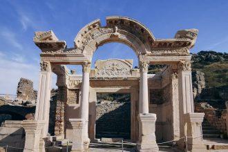 découvrez éphèse, une ancienne ville grecque célèbre pour ses ruines impressionnantes, son histoire fascinante et son importance dans le monde antique. explorez le temple d'artémis, la bibliothèque de celsius et bien plus encore dans ce site classé au patrimoine mondial de l'unesco.