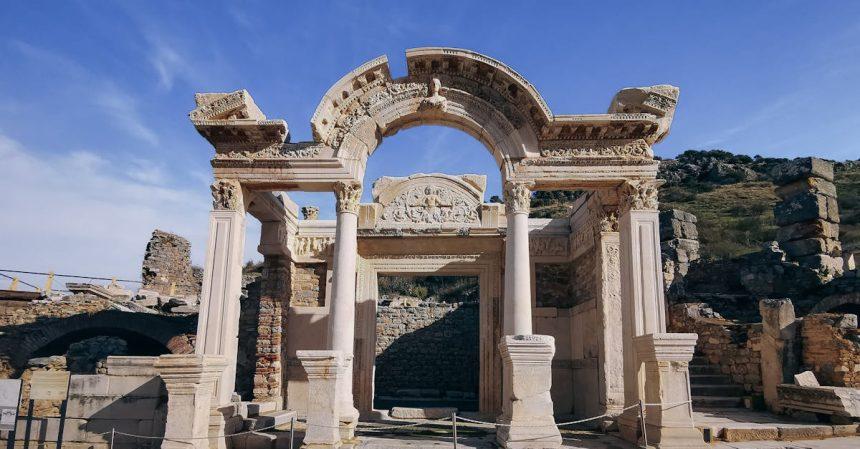 découvrez éphèse, une ancienne ville grecque célèbre pour ses ruines impressionnantes, son histoire fascinante et son importance dans le monde antique. explorez le temple d'artémis, la bibliothèque de celsius et bien plus encore dans ce site classé au patrimoine mondial de l'unesco.