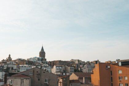 découvrez la tour de galata, un emblème historique d'istanbul offrant une vue imprenable sur la ville. explorez son architecture fascinante et plongez dans l'histoire enrichissante de ce monument emblématique.