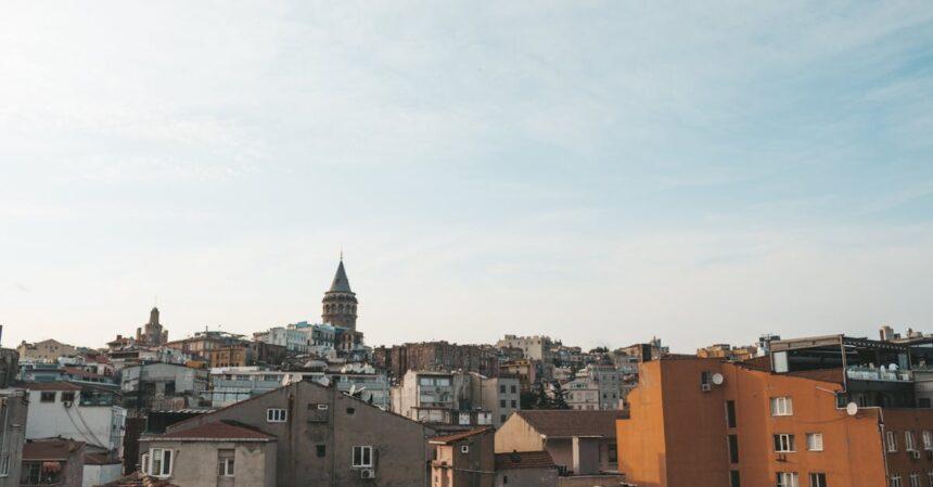 découvrez la tour de galata, un emblème historique d'istanbul offrant une vue imprenable sur la ville. explorez son architecture fascinante et plongez dans l'histoire enrichissante de ce monument emblématique.