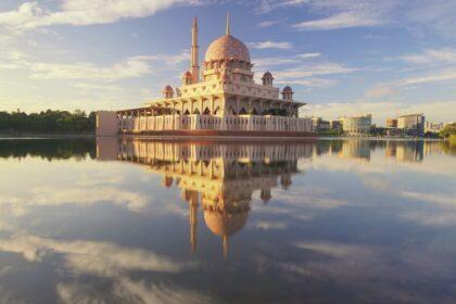 découvrez l'histoire et l'architecture fascinante des minarets, ces tours emblématiques des mosquées. explorez leur signification culturelle et leur rôle dans la prière islamique.