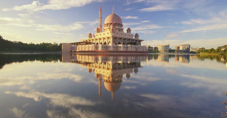 découvrez l'histoire et l'architecture fascinante des minarets, ces tours emblématiques des mosquées. explorez leur signification culturelle et leur rôle dans la prière islamique.