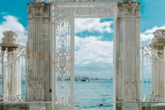 découvrez le palais de dolmabahçe, un chef-d'œuvre architectural situé à istanbul, mêlant style baroque et influences orientales, offrant une vue imprenable sur le bosphore et une richesse historique qui témoigne de la grandeur de l'empire ottoman.