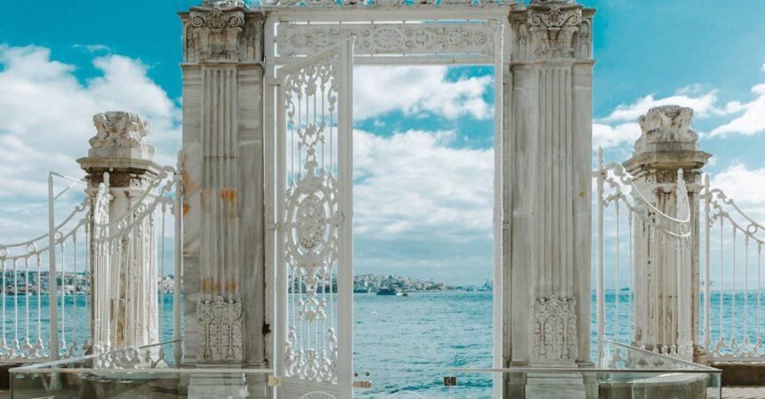 découvrez le palais de dolmabahçe, un chef-d'œuvre architectural situé à istanbul, mêlant style baroque et influences orientales, offrant une vue imprenable sur le bosphore et une richesse historique qui témoigne de la grandeur de l'empire ottoman.