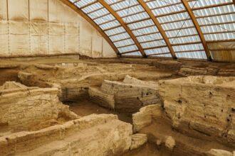 découvrez çatalhöyük, l'une des plus anciennes cités néolithiques au monde, témoignant d'une fascinante civilisation agraire. explorez son architecture unique, ses fresques artistiques et sa vie communautaire à travers les âges. plongez dans l'histoire et l'archéologie de ce site classé au patrimoine mondial de l'unesco.