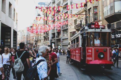 découvrez tout ce qu'il faut savoir sur le tram, un moyen de transport pratique et écologique qui facilite vos déplacements en ville. informations sur les lignes, les horaires et les avantages du tramway.