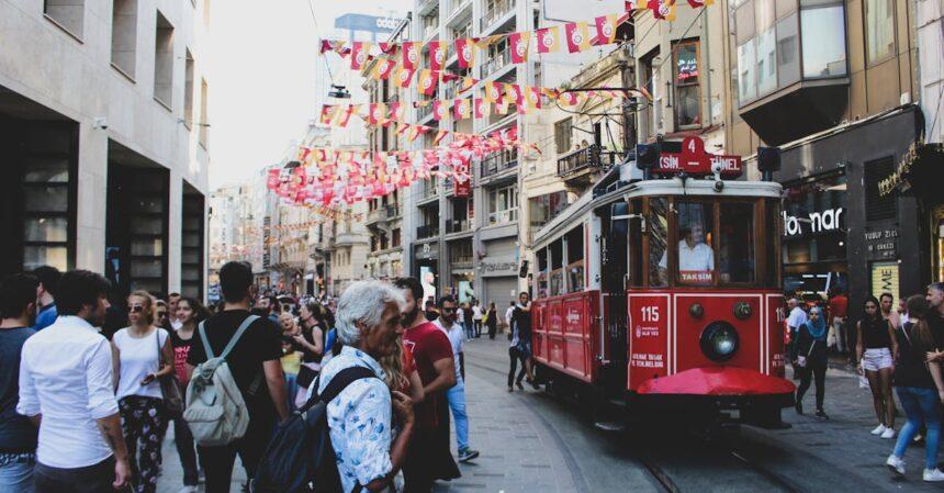 découvrez tout ce qu'il faut savoir sur le tram, un moyen de transport pratique et écologique qui facilite vos déplacements en ville. informations sur les lignes, les horaires et les avantages du tramway.